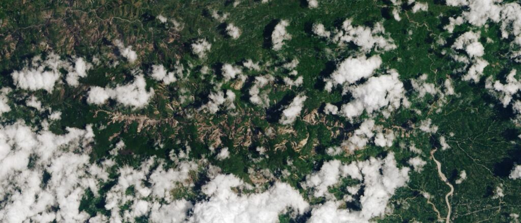 deslizamientos de tierra visibles en Imagen de Landsat 8 del 14 de agosoto, 2021